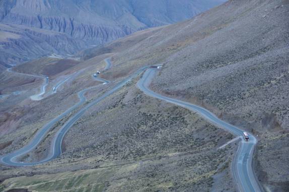 Estrada serpenteia montanha abaixo, por cerca de 2 mil metros, entrando pelo Paso de Jama Argentina adentro